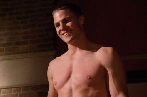 #23 Stephen Amell, Hung