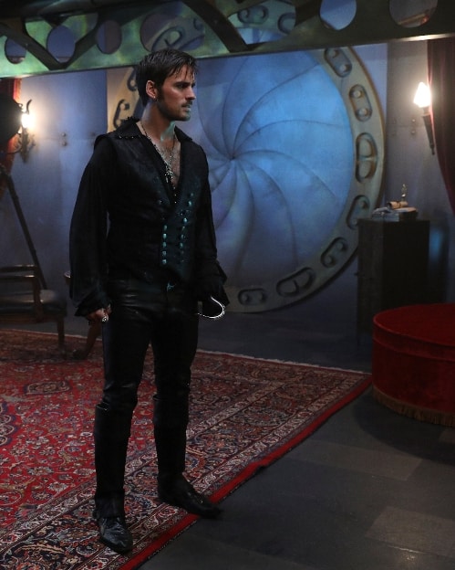 9-OUAT-6.6-Hook.jpg