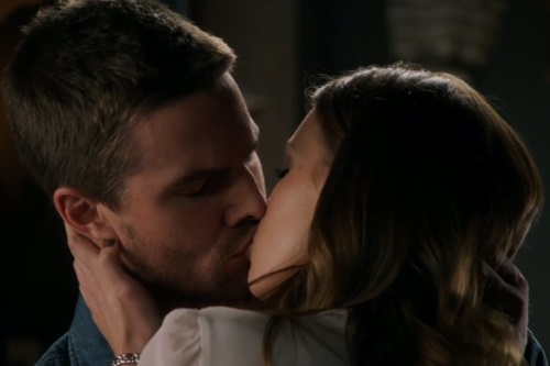 Oliver_and_Laurel_kiss.jpg