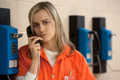 orange-is-the-new-black-what-piper-s-memoirs-reveal-for-season-3-taylor-schilling-is-get-388417.jpg