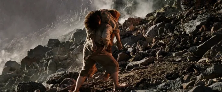 Sam carries Frodo in LOTR Return of the King (2003)