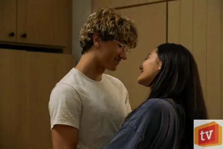 Belly (Lola Tung), Jeremiah (Gavin Casalegno). Photo: Erika Doss © AMAZON CONTENT SERVICES LLC