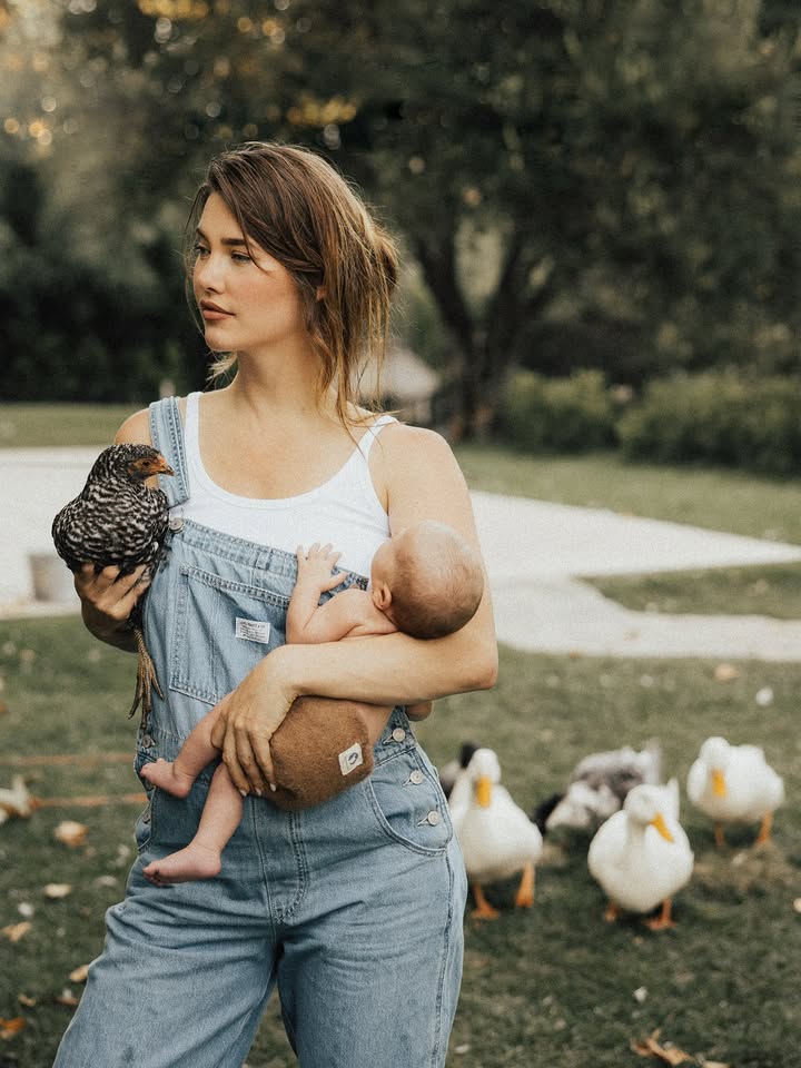 Jacqueline MacInnes Wood with baby No. 5 Talon Ruspoli