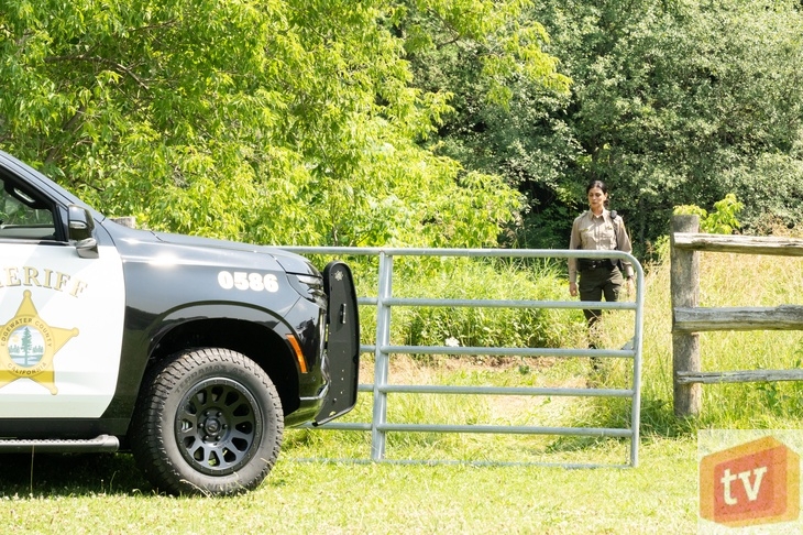 Sheriff Country S1E5: “Expecting Trouble.” (Pictured: Morena Baccarin as Sheriff Mickey Fox)