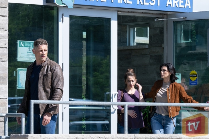 Sheriff Country S1E5: “Expecting Trouble.” (Pictured: Matt Lauria as Boone, Emma Sofia as Val Fulton and Morena Baccarin as Sheriff Mickey Fox)