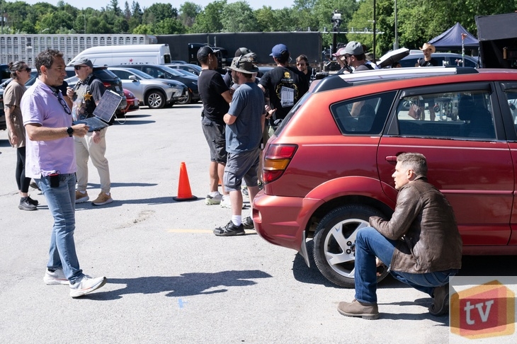 Sheriff Country S1E5: “Expecting Trouble.” (Pictured: Director Ed Ornelas and Matt Lauria)