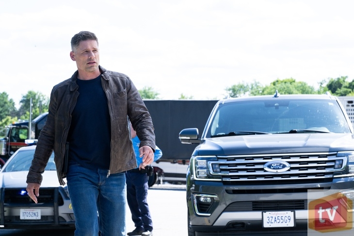 Sheriff Country S1E5: “Expecting Trouble.” (Pictured: Matt Lauria as Boone)