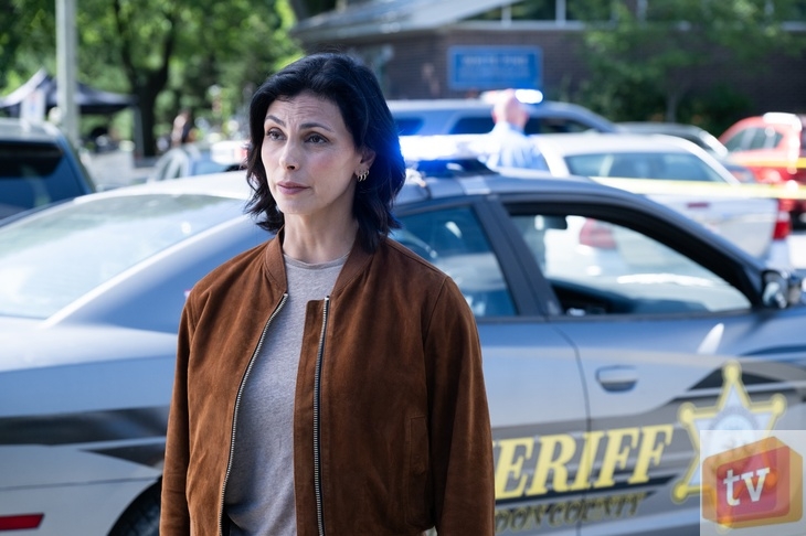 Sheriff Country S1E5: “Expecting Trouble.” (Pictured: Morena Baccarin as Sheriff Mickey Fox)