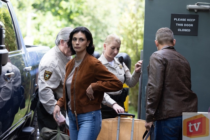 Sheriff Country S1E5: “Expecting Trouble.” (Pictured: Morena Baccarin as Sheriff Mickey Fox)