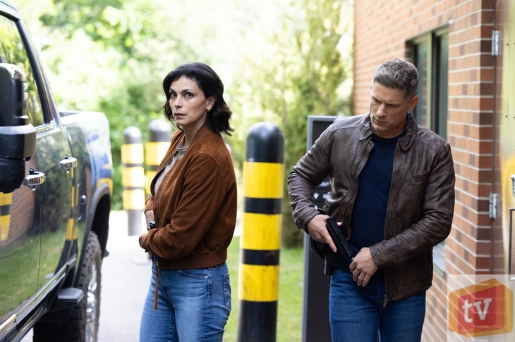 Sheriff Country S1E5: “Expecting Trouble.” (Pictured: Morena Baccarin as Sheriff Mickey Fox and Matt Lauria as Boone)