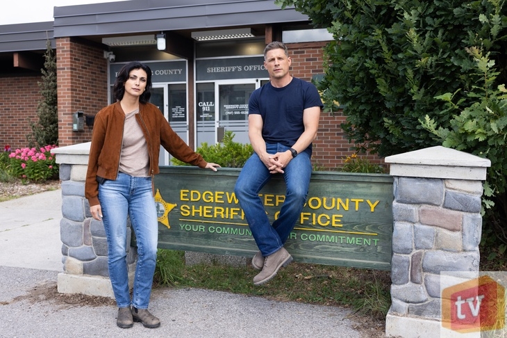 Sheriff Country S1E5: “Expecting Trouble.” (Pictured: Morena Baccarin and Matt Lauria)